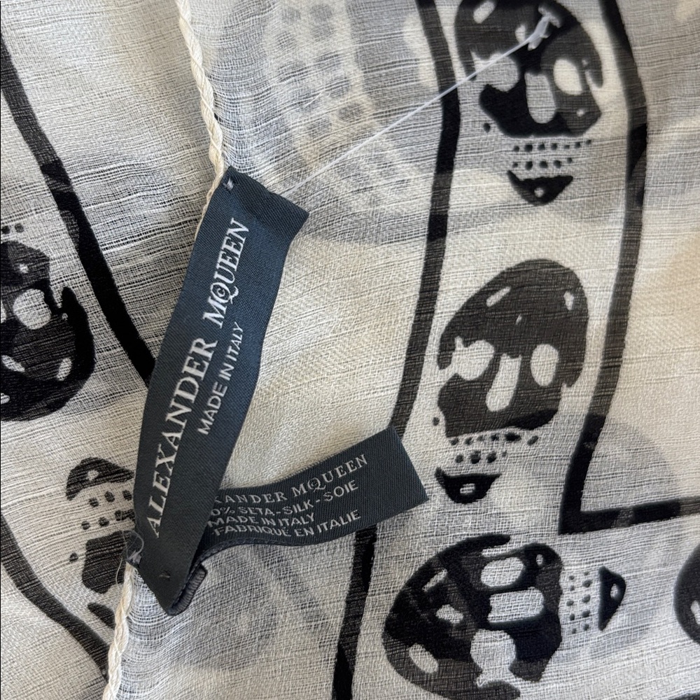 Alexander McQueen White and Black Skull Scarf - Picture 4 of 8